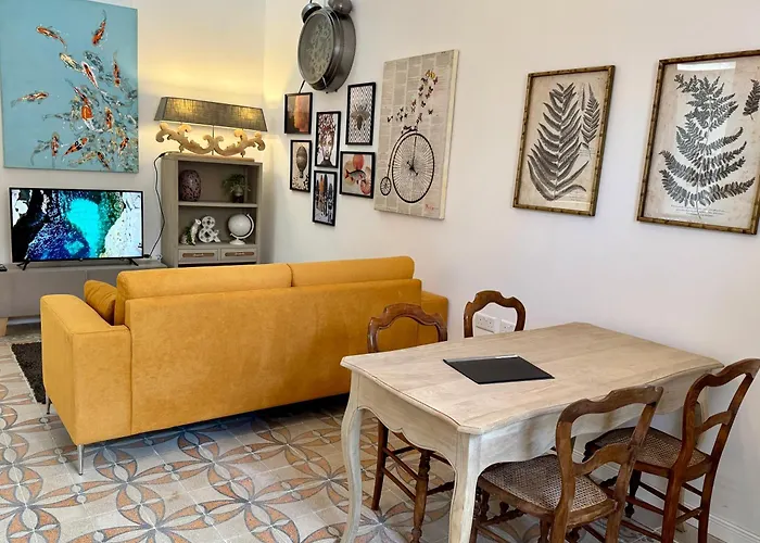 Stylish Boutique Duplex Apartment Home - Orange - 2 Double Bedrooms