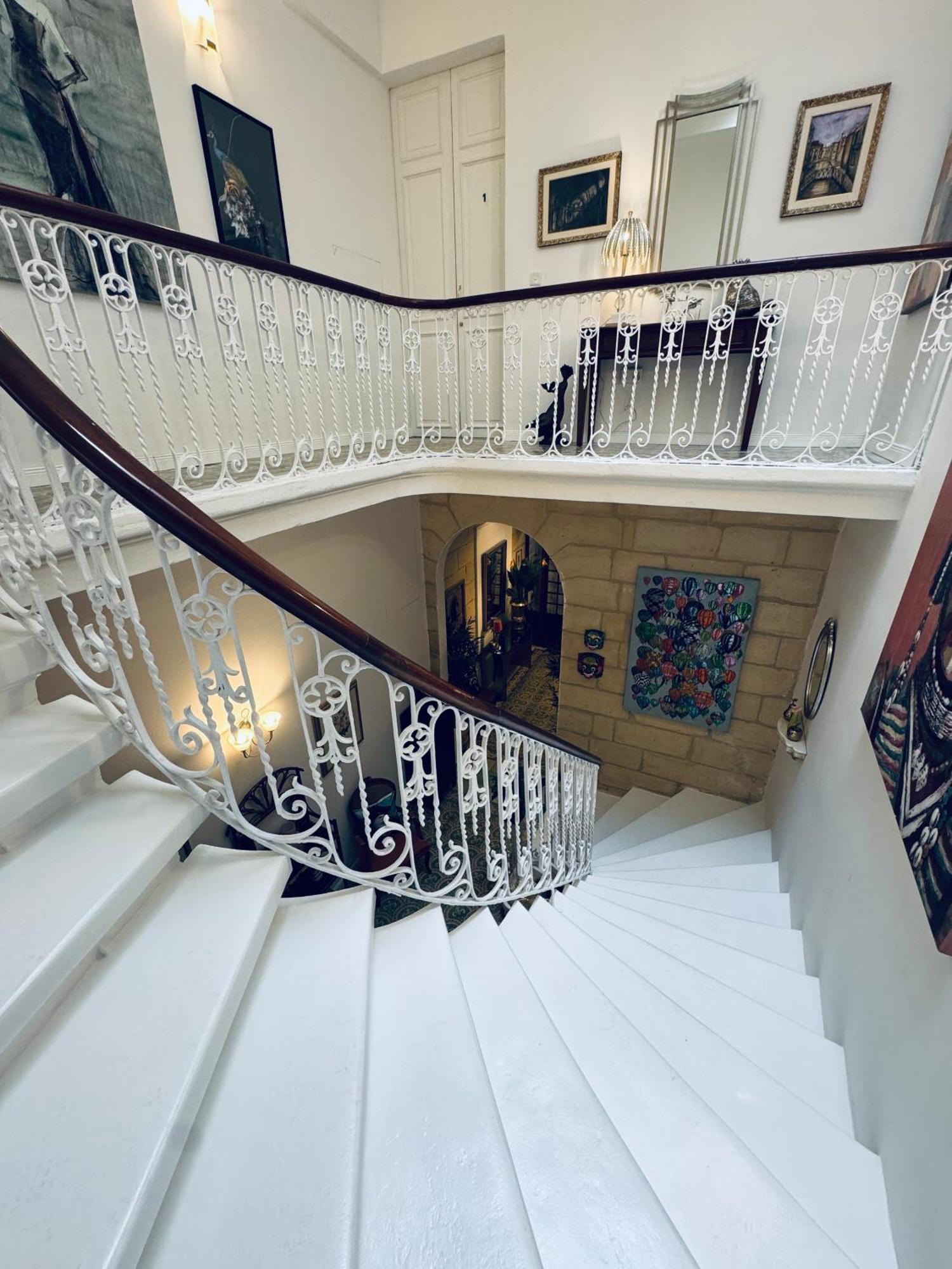 Stylish Boutique Duplex - Orange - 2 Double Bedrooms *