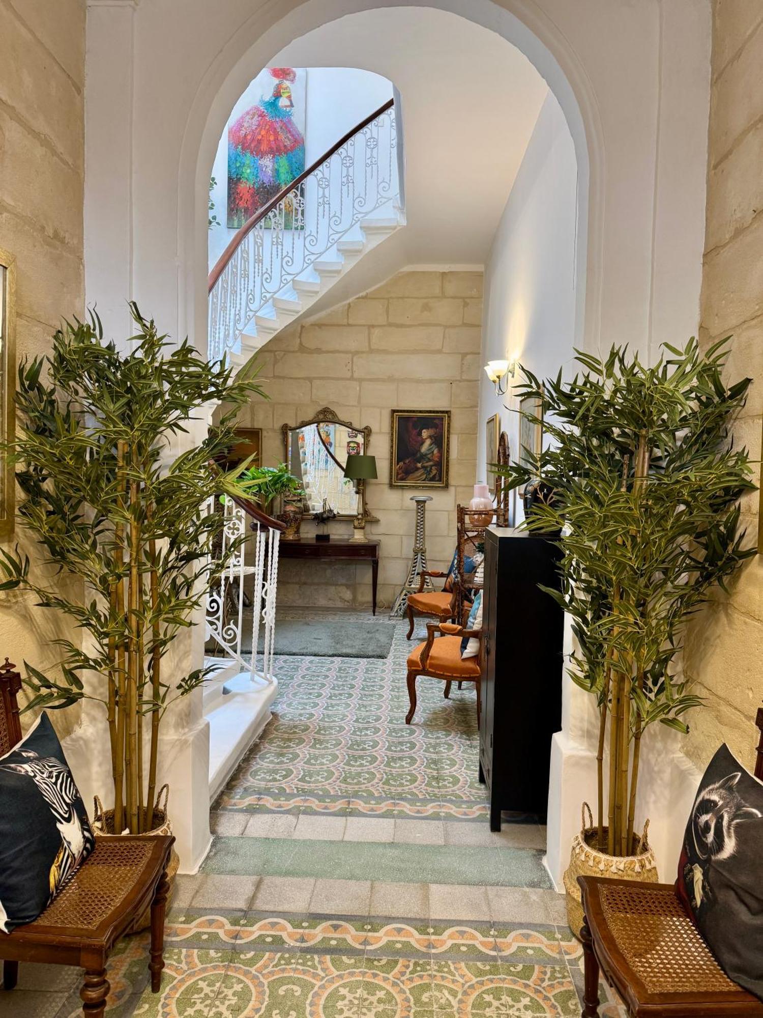 Stylish Boutique Duplex - Orange - 2 Double Bedrooms *