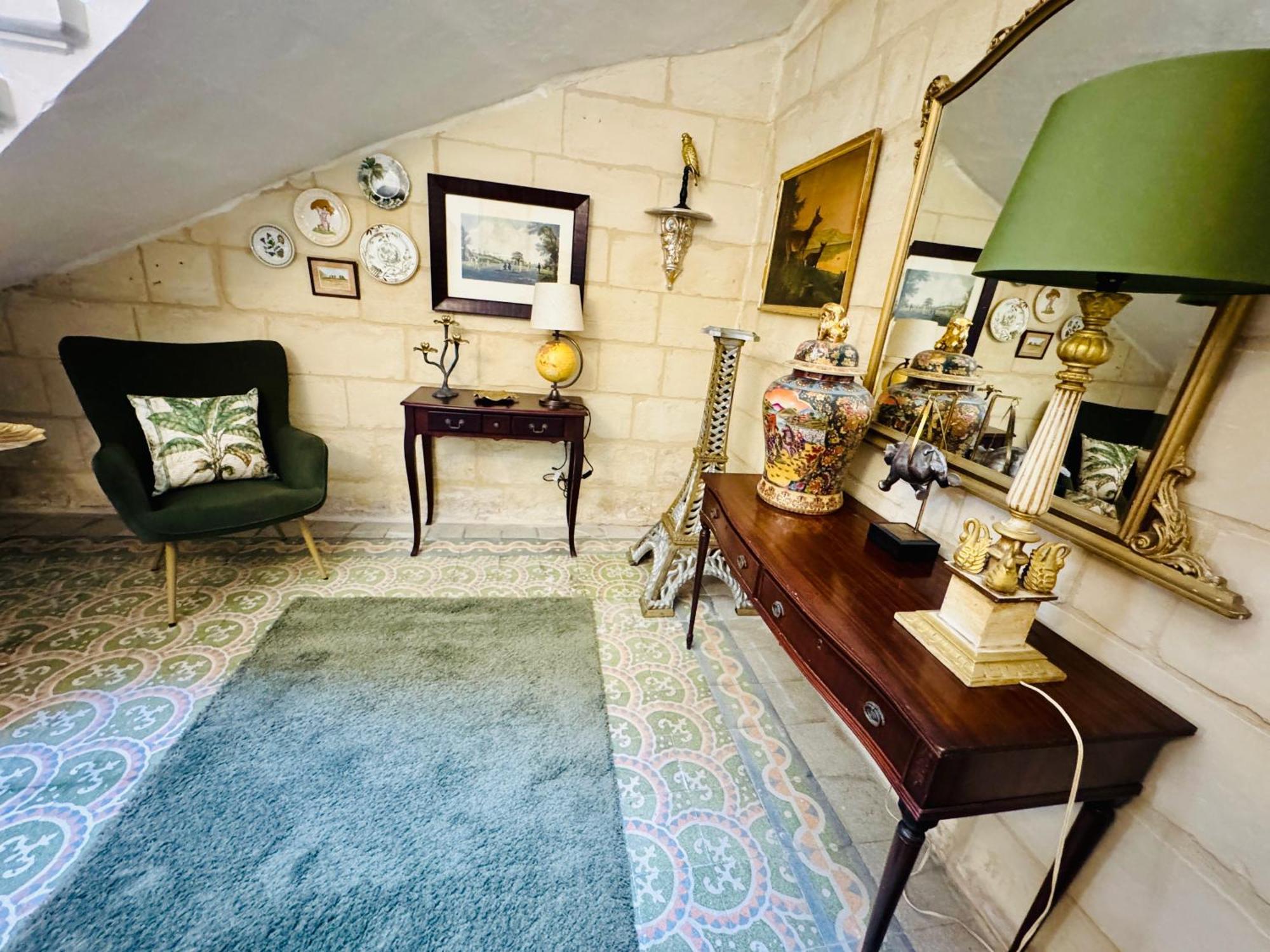 Stylish Boutique Duplex - Orange - 2 Double Bedrooms * Hamrun