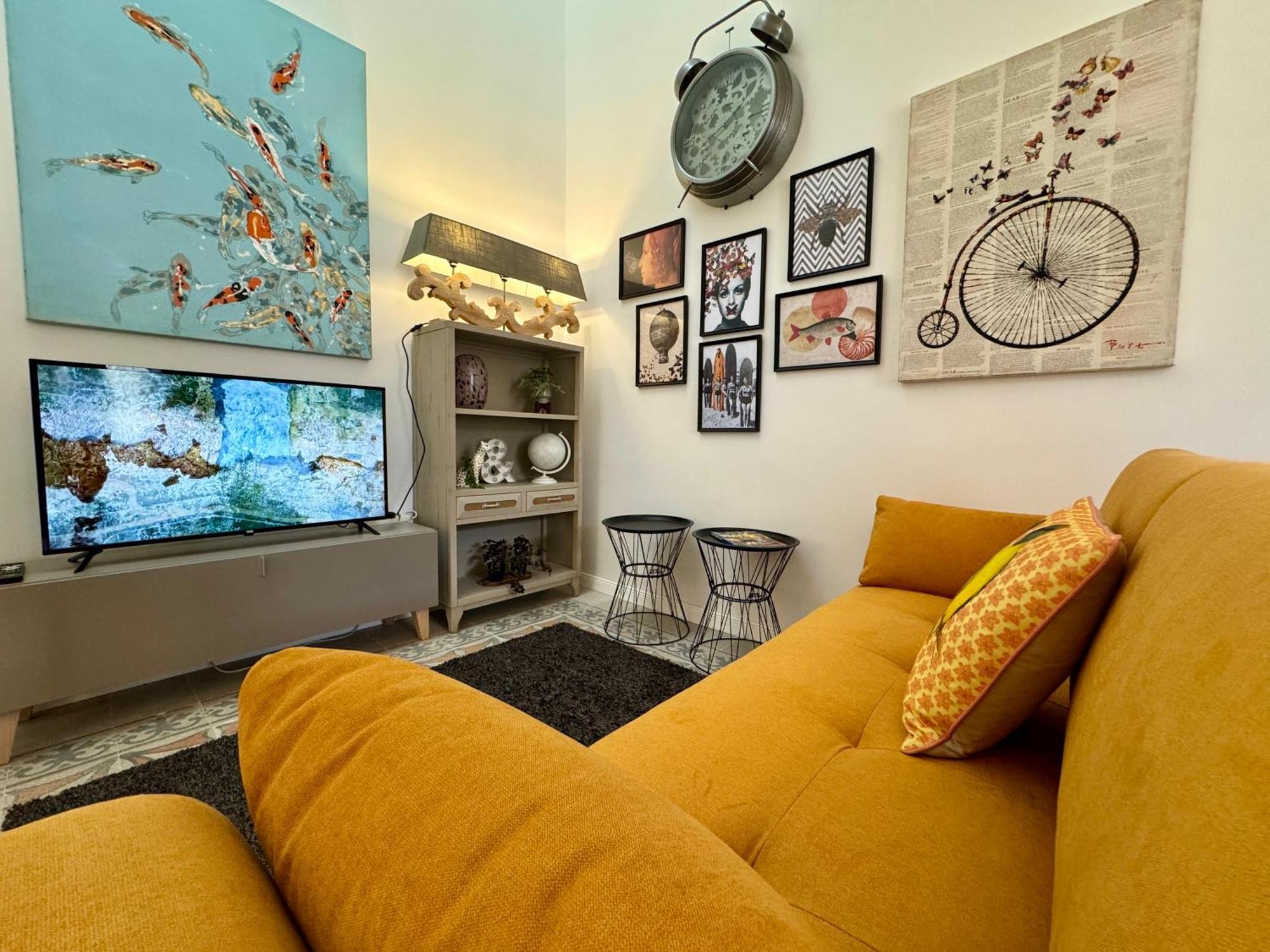 Stylish Boutique Duplex - Orange - 2 Double Bedrooms