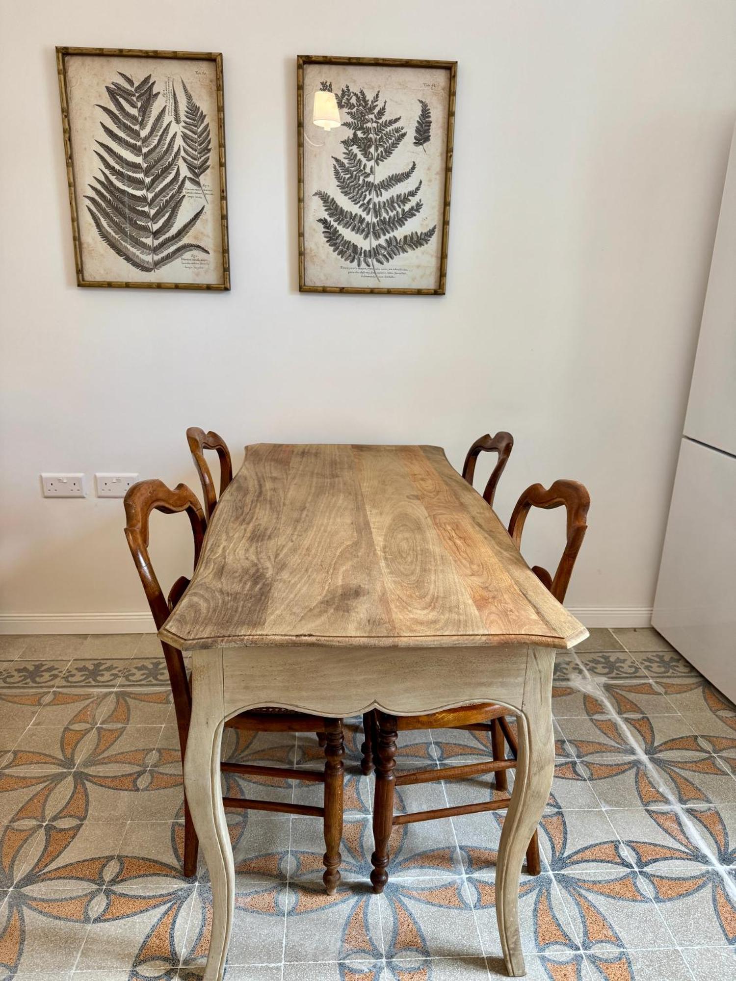 Stylish Boutique Duplex - Orange - 2 Double Bedrooms *
