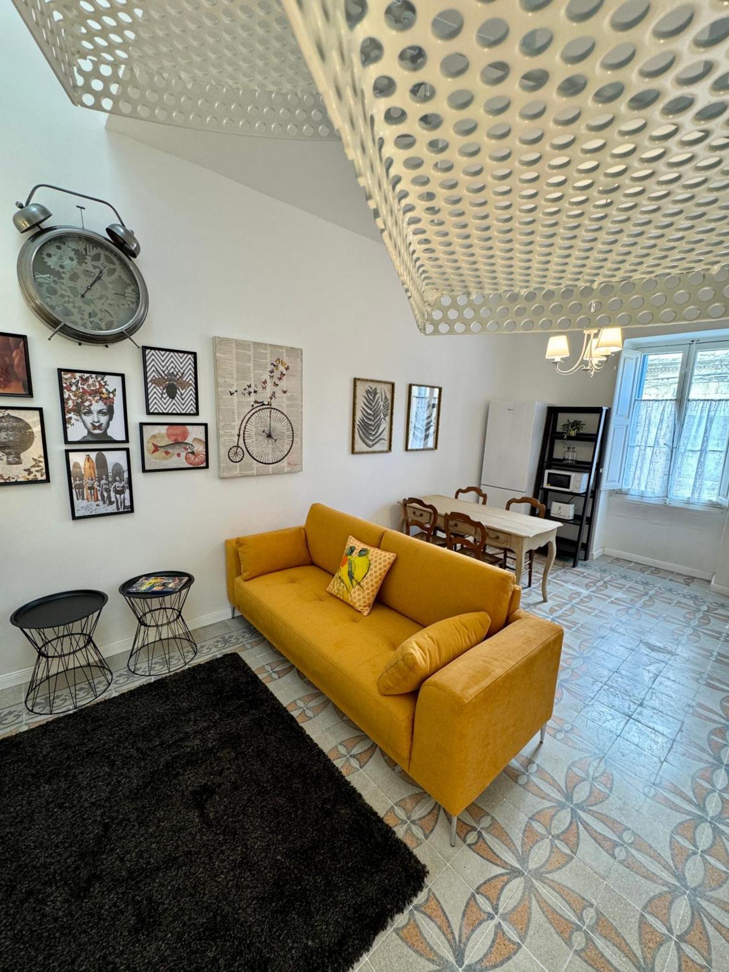 Stylish Boutique Duplex - Orange - 2 Double Bedrooms *