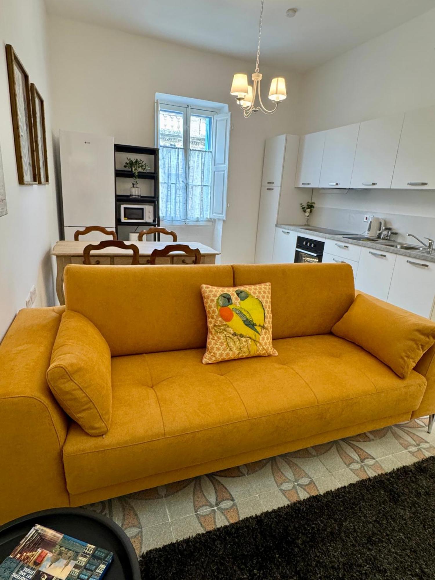 Stylish Boutique Duplex - Orange - 2 Double Bedrooms *