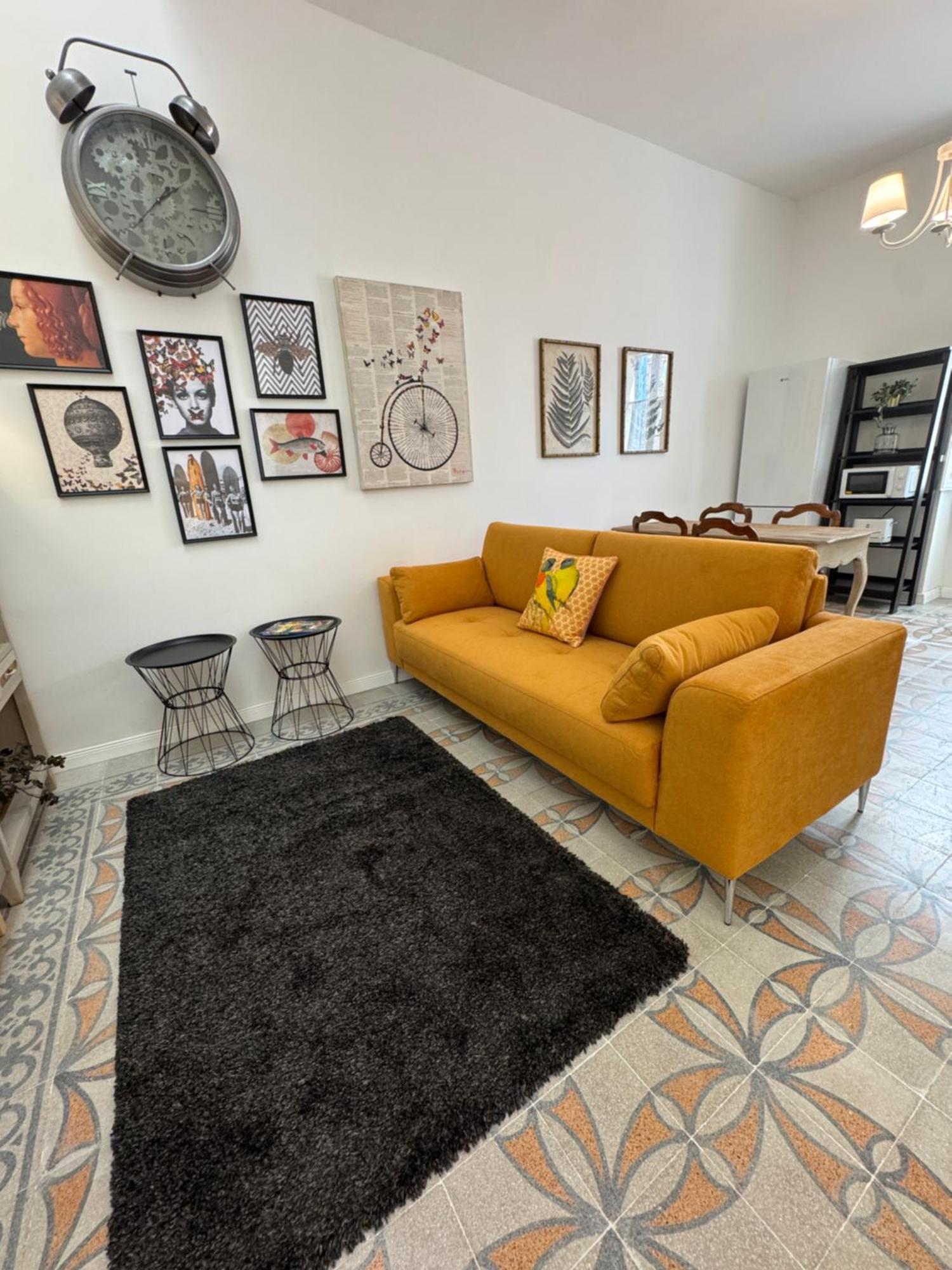 Stylish Boutique Duplex - Orange - 2 Double Bedrooms