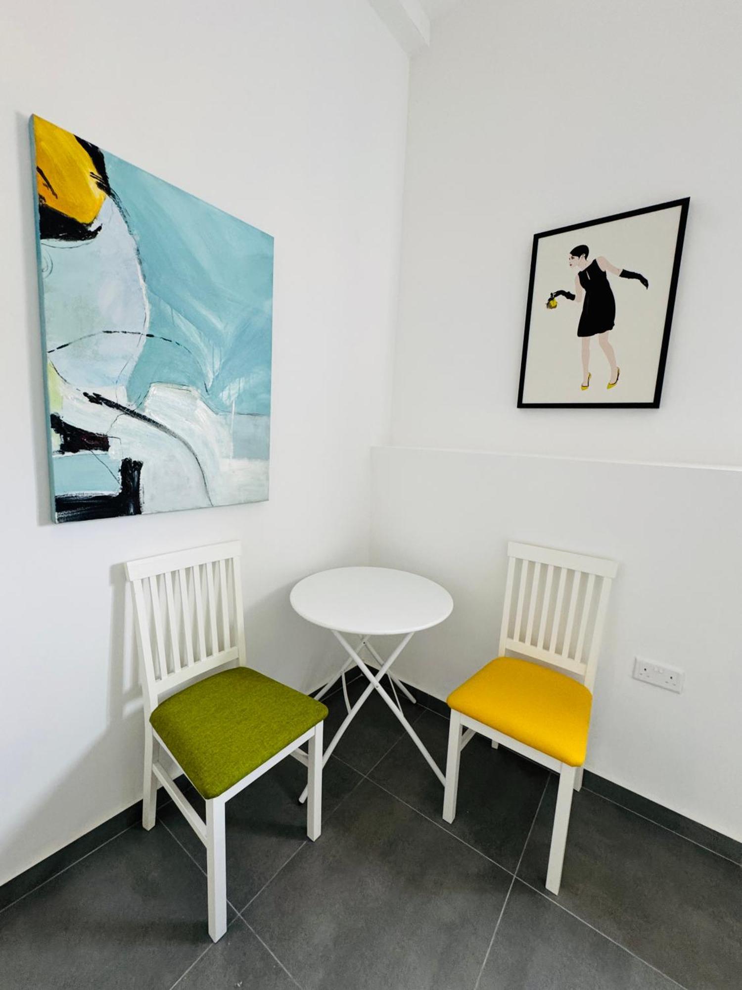 Stylish Boutique Duplex - Orange - 2 Double Bedrooms