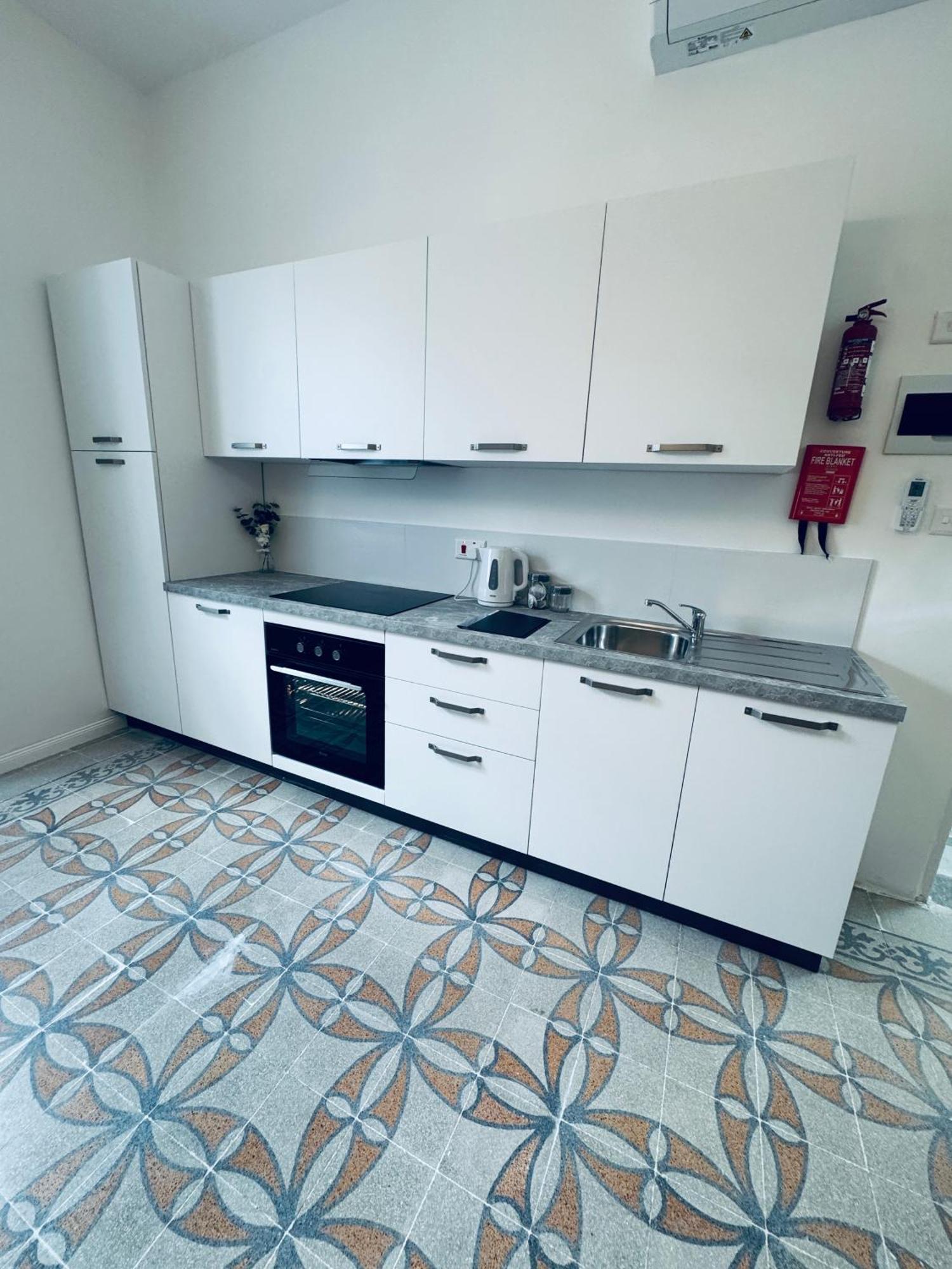 Stylish Boutique Duplex - Orange - 2 Double Bedrooms *