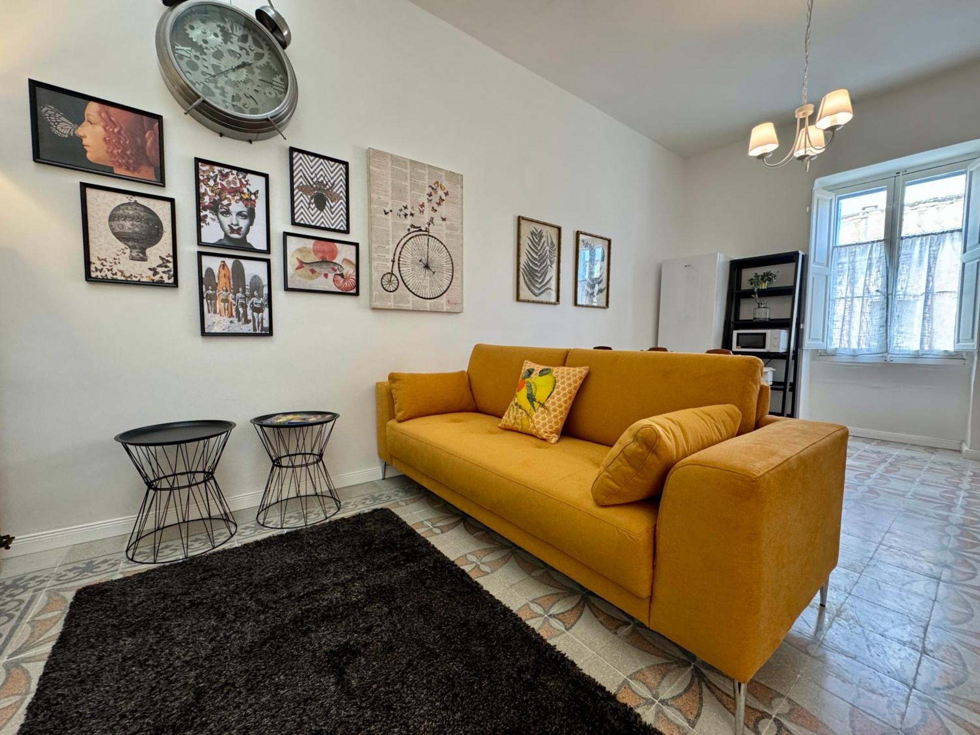 Stylish Boutique Duplex - Orange - 2 Double Bedrooms Hamrun